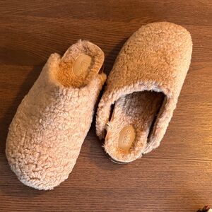 INTENTIONALLY BLANK - APRES Slippers - Indoor Outdoor Cozy in Tan Sherpa